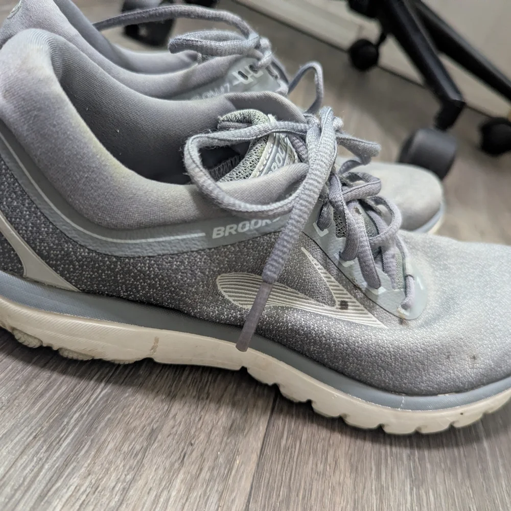 ❤️5/$25 Brooks Women's Gray Running Shoes